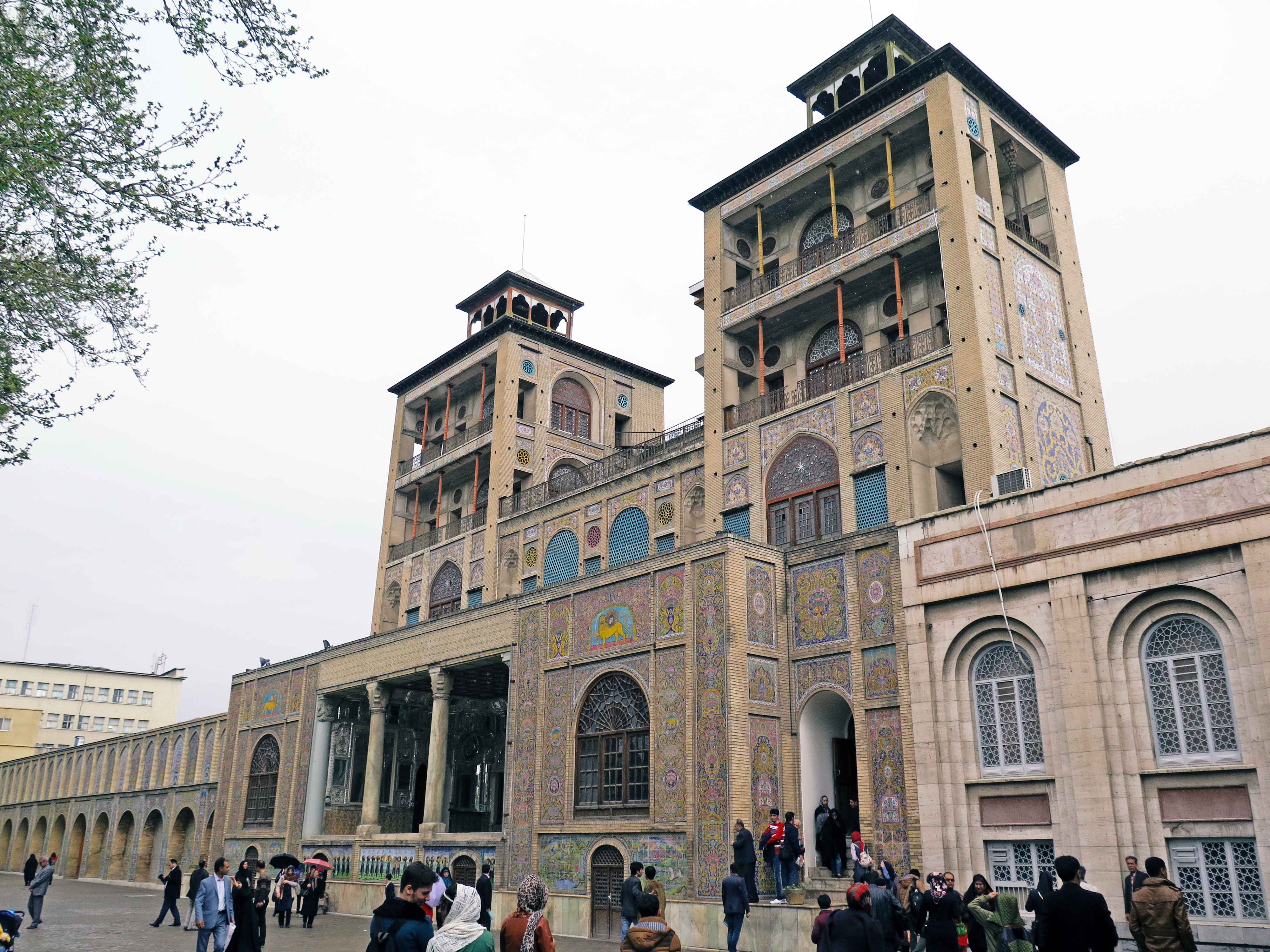 샴스 올 에마레 (Shams-ol-Emareh) 건물 앞